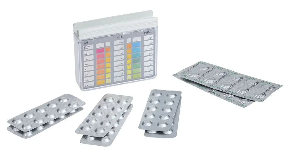 Kits zur Wasserprüfung mit Teststreifen für pH-Werte, H2O2 und PHMB von Grünbeck, zusammen mit mehreren Blisterpackungen.